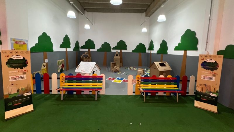BRINQUEDOS DE PAPELÃO ESTIMULAM IMAGINAÇÃO DA CRIANÇADA, EM AÇÃO EM SHOPPING