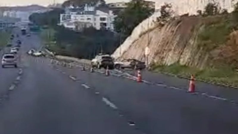 ACIDENTE NO KM 22 DA VIA ANCHIETA DEIXA UM MORTO E UM FERIDO GRAVE
