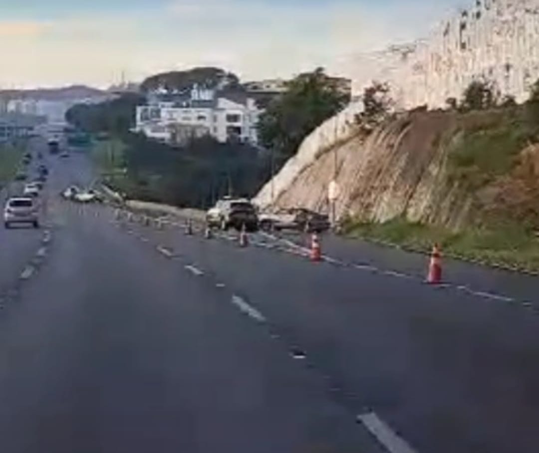 ACIDENTE NO KM 22 DA VIA ANCHIETA DEIXA UM MORTO E UM FERIDO GRAVE