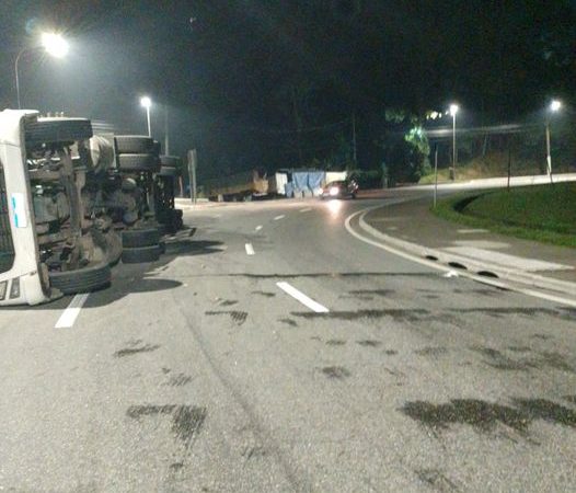 CAMINHÃO TOMBA NA ROTATÓRIA DO PARQUE IMIGRANTES