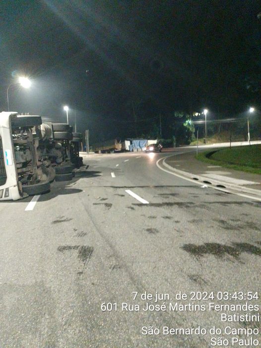 CAMINHÃO TOMBA NA ROTATÓRIA DO PARQUE IMIGRANTES