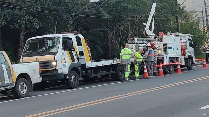 HOMEM MORRE ELETROCUTADO APÓS SUBIR EM ABACATEIRO E ENCOSTAR UMA BARRA DE ALUMÍNIO NA REDE ELÉTRICA EM RIBEIRÃO PIRES