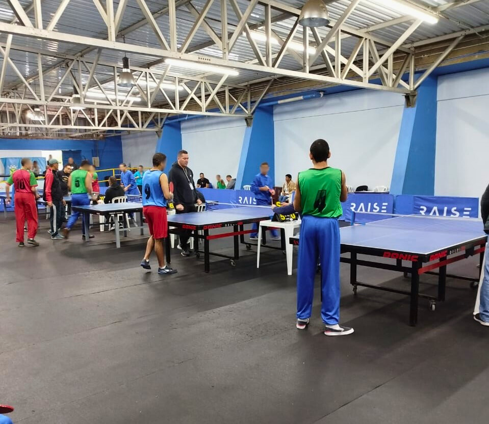 ADOLESCENTE DA FUNDAÇÃO CASA GUARUJÁ VENCE TORNEIO REGIONAL DE TÊNIS DE MESA
