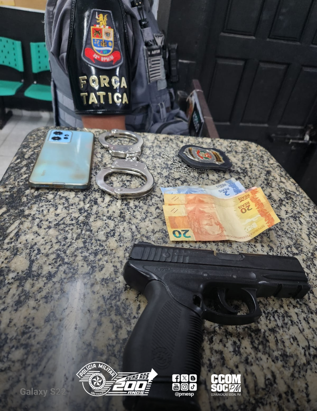 POLÍCIA MILITAR PRENDE HOMEM COM SIMULACRO DE ARMA E DISTINTIVO DA POLÍCIA EM SUZANO