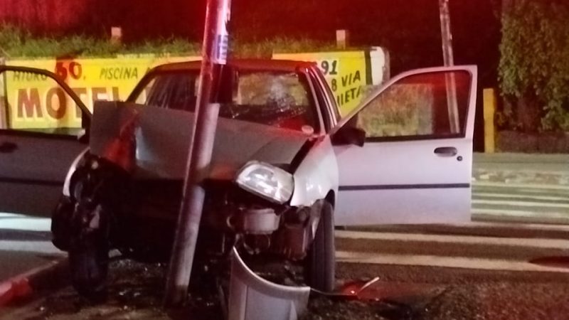 ACIDENTE NA MADRUGADA: CARRO COLIDE COM POSTE NA RUA DOS VIANAS