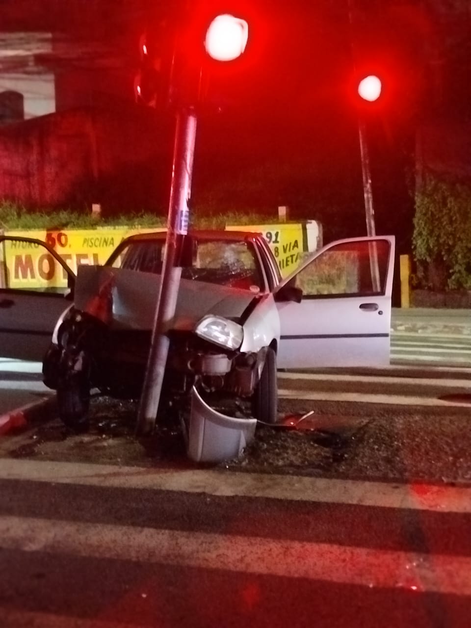 ACIDENTE NA MADRUGADA: CARRO COLIDE COM POSTE NA RUA DOS VIANAS