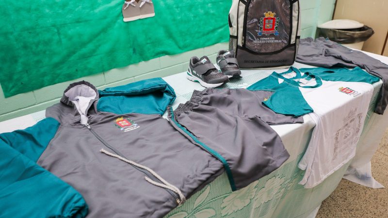 UNIFORMES ESCOLARES CONTINUAM SENDO ENTREGUES NA REDE MUNICIPAL FERRAZENSE