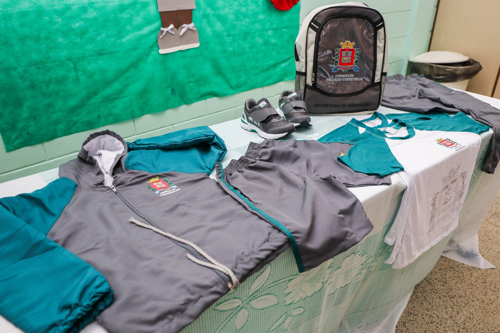 UNIFORMES ESCOLARES CONTINUAM SENDO ENTREGUES NA REDE MUNICIPAL FERRAZENSE