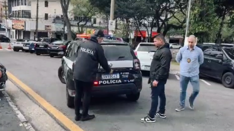 POLICIAIS CIVIS DO 2° DP PRENDEM ACUSADO DE ROUBOS DE VEÍCULOS DE LUXO E LATROCÍNIO NO RUDGE RAMOS