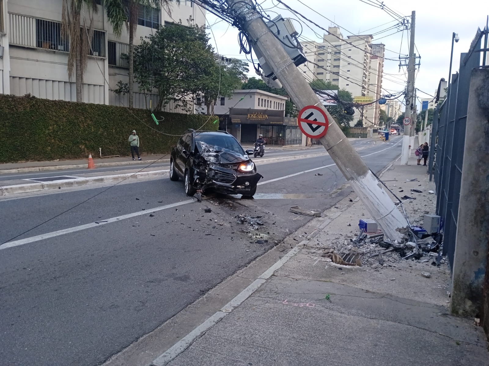 GRAVE ACIDENTE NA SENADOR VERGUEIRO: CARRO BATE E ATINGE POSTE NA MANHÃ DE SÁBADO