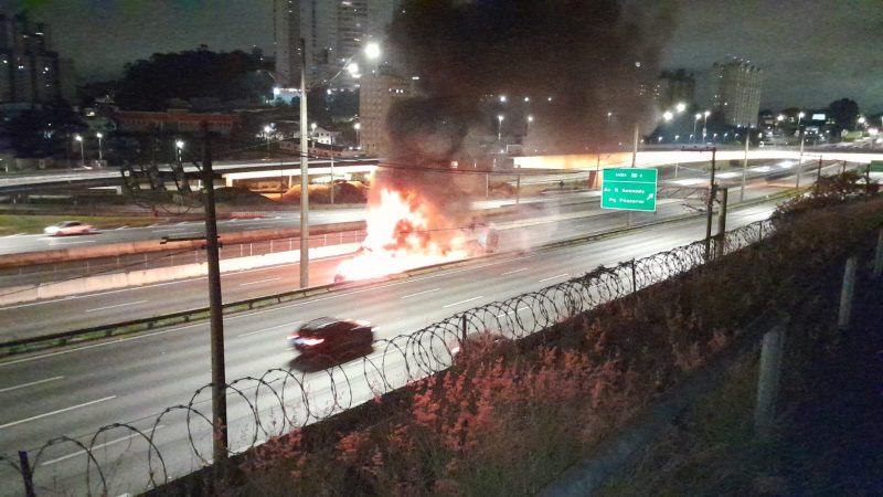 INCÊNDIO ENVOLVENDO CAMINHÃO DE COMBUSTÍVEL CAUSA INCÊNDIO NA ANCHIETA