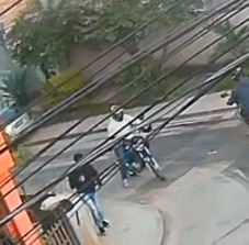 DOIS CRIMINOSOS EM MOTO ROUBAM TRABALHADOR NO BAIRRO IDEAL