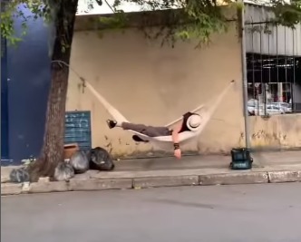 HOMEM ARMA REDE E RELAXA NO CENTRO DE SÃO BERNARDO
