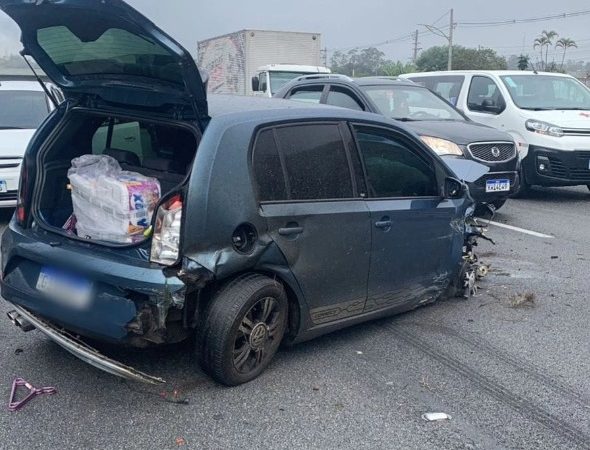 VEÍCULO PERDE CONTROLE EN BATE EM GUARD RAIL NO KM 21,5 DA ANCHIETA