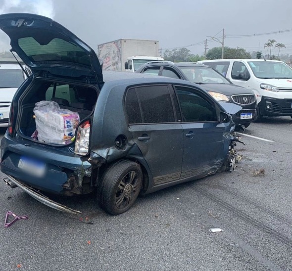VEÍCULO PERDE CONTROLE EN BATE EM GUARD RAIL NO KM 21,5 DA ANCHIETA