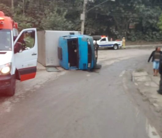 CAMINHÃO BAÚ TOMBA NA ESTRADA DOS ALVARENGAS