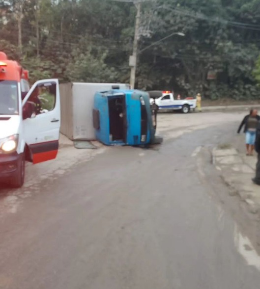 CAMINHÃO BAÚ TOMBA NA ESTRADA DOS ALVARENGAS