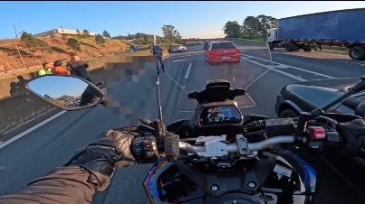 GRAVE ACIDENTE NO KM 25 DA ANCHIETA ENVOLVENDO CICLISTA E CARRO