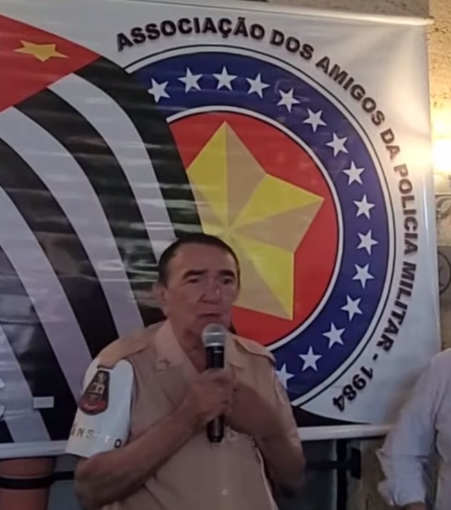QUEM SE LEMBRA DO GUARDA LUIZINHO?POLICIAL FICOU FAMOSO A PARTIR DA DÉCADA DE 70 PORQUE PERMITIA PEDESTRES PASSAREM POR DENTRO DE VEÍCULO QUE PARAVA NA FAIXA