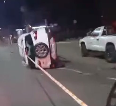 MOTORISTA BATE EM DOIS CARROS PARADOS E CAPOTA NA AVENIDA GOIÁS