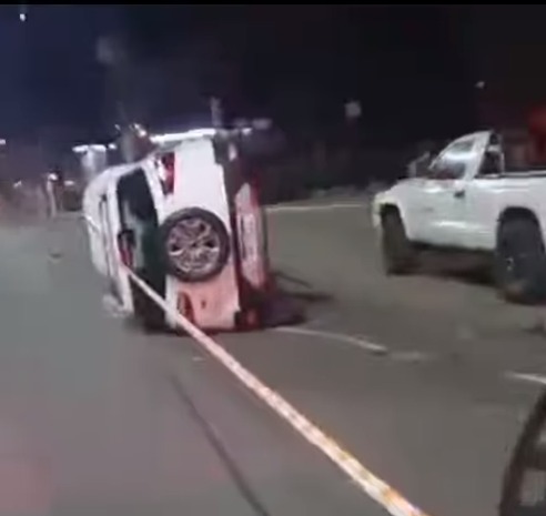 MOTORISTA BATE EM DOIS CARROS PARADOS E CAPOTA NA AVENIDA GOIÁS