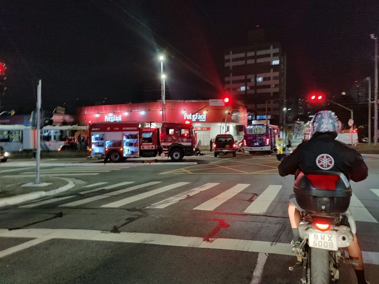 GRAVE ACIDENTE ENTRE MOTOCICLETA E ÔNIBUS NA AVENIDA FARIA LIMA EM SÃO BERNARDO
