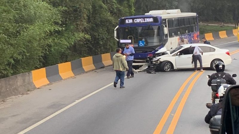 JOVEM COM CNH VENCIDA BATE EM ÔNIBUS NA ESTRADA CAMINHO DO MAR E PM LOCALIZA 4 PORÇÕES DE PÓ BRANCO DENTRO DO CARRO