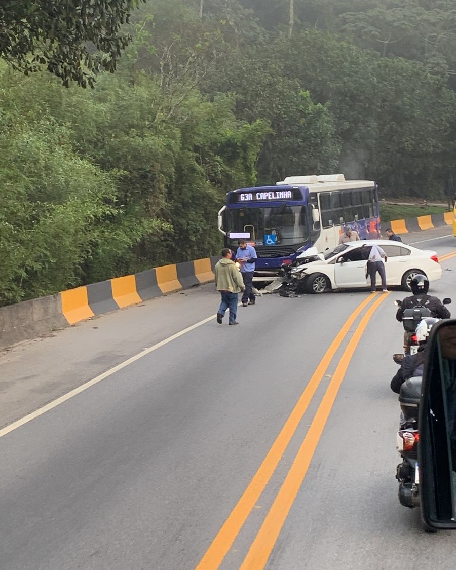 JOVEM COM CNH VENCIDA BATE EM ÔNIBUS NA ESTRADA CAMINHO DO MAR E PM LOCALIZA 4 PORÇÕES DE PÓ BRANCO DENTRO DO CARRO