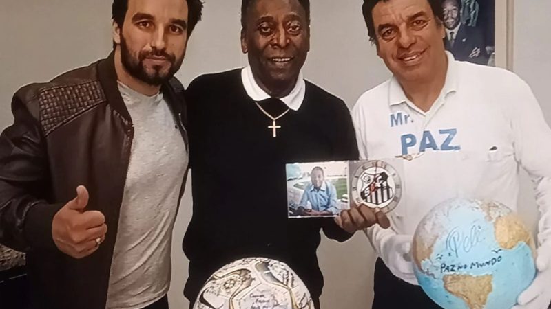 MORADOR DO BAIRRO ANCHIETA DOA TROFÉU ASSINADO POR PELÉ PARA ARRECADAR FUNDOS PARA O RIO GRANDE DO SUL