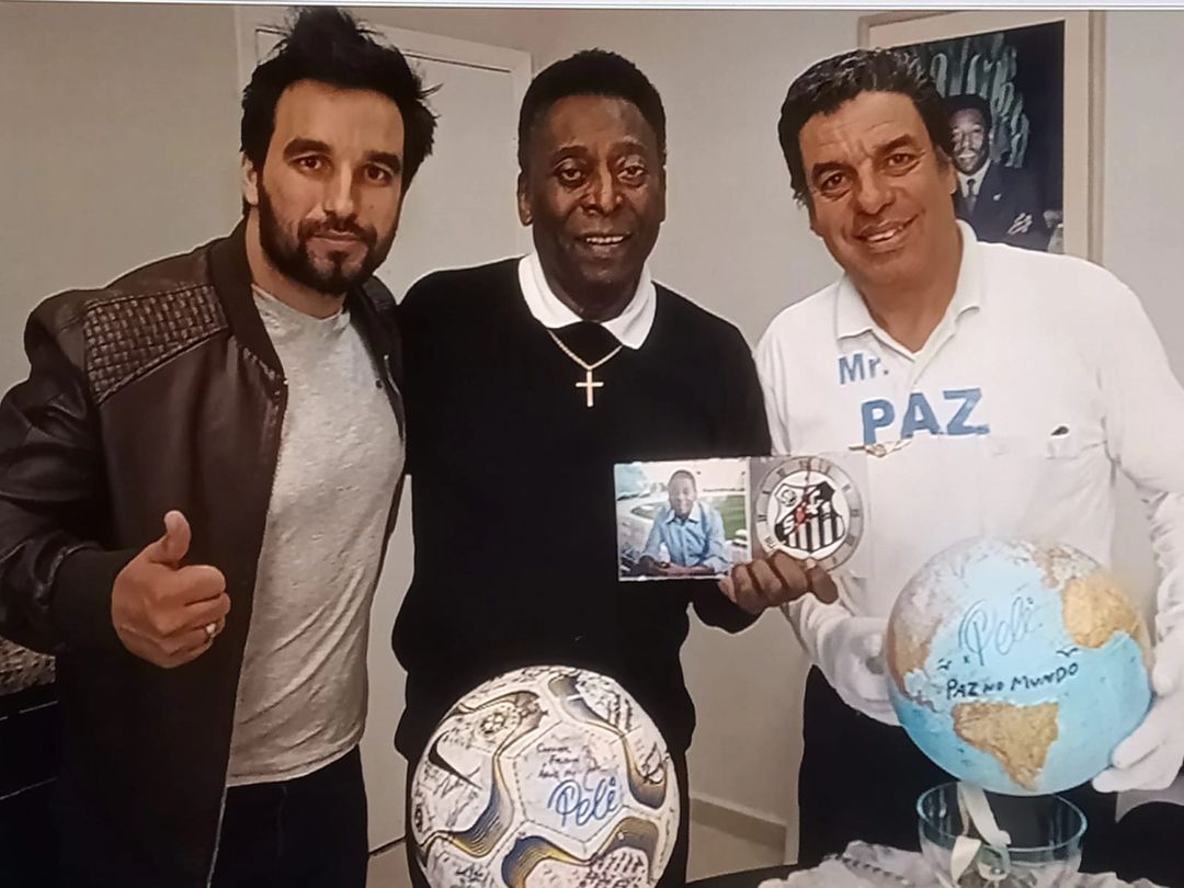 MORADOR DO BAIRRO ANCHIETA DOA TROFÉU ASSINADO POR PELÉ PARA ARRECADAR FUNDOS PARA O RIO GRANDE DO SUL