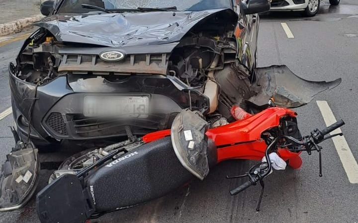 ACIDENTE ENTRE CARRO E MOTO NA AVENIDA KENNEDY DEIXA VÍTIMA FERIDA