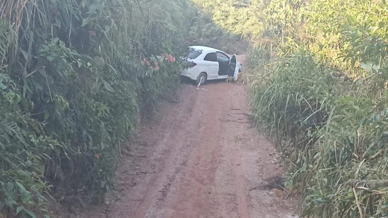 FAMÍLIA PERDIDA NA MATA E COM CARRO ATOLADO É RESGATADA EM PARANAPIACABA PELA PM AMBIENTAL