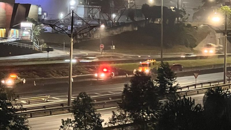 VEÍCULO PERDE CONTROLE E BATE NA PROTEÇÃO DE FERRO NO KM 18 DA ANCHIETA NA MADRUGADA DE SÁBADO