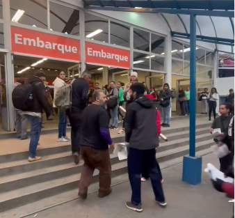 EM FRENTE À ESTAÇÃO DE TREM DE MAUÁ, MEMBROS DE DIREITA E ESQUERDA ENTRAM EM CONFLITO