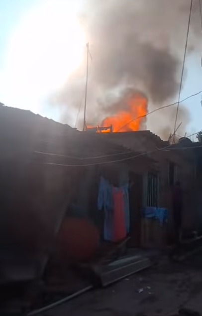 BARRACOS PEGAM FOGO EM FAVELA NA DIVISA DE DIADEMA E SP