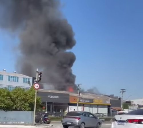 INCÊNDIO ATINGE FÁBRICA DE MÓVEIS EM SÃO CAETANO DO SUL