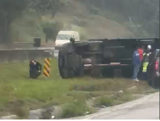 ACIDENTE COM CARRETA NA FERNÃO DIAS CAUSA INTERDIÇÃO