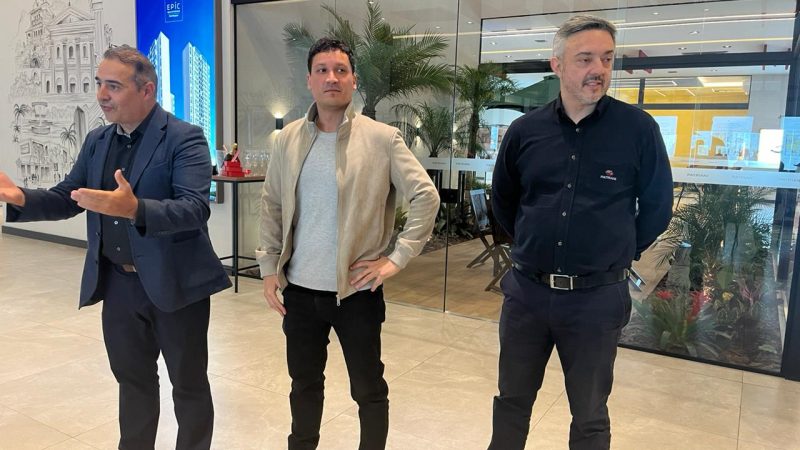 BRUNO PATRIANI RECEBE EMPRESÁRIOS DA ACISBEC NO ESTANDE DA CONSTRUTORA NO BAIRRO NOVA PETRÓPOLIS