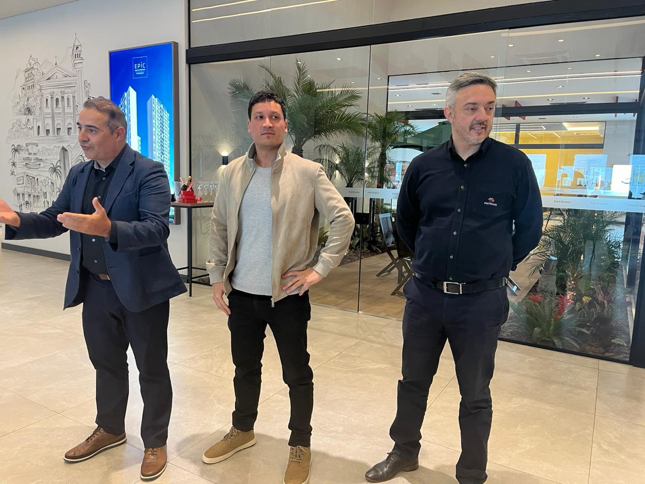 BRUNO PATRIANI RECEBE EMPRESÁRIOS DA ACISBEC NO ESTANDE DA CONSTRUTORA NO BAIRRO NOVA PETRÓPOLIS