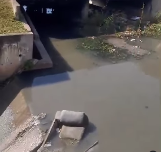 “SUJÕES” EM SÃO BERNARDO JOGAM SOFÁS NO CÓRREGO E MORADORES SE INDIGNAM