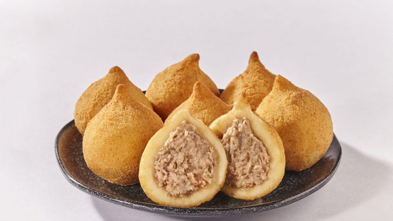 FAMOSAS COXINHAS DA PADARIA BRASILEIRA GANHAM NOVOS SABORES: SALMÃO COM CREAM CHEESE E CARNE COM CATUPIRY® JALAPEÑO