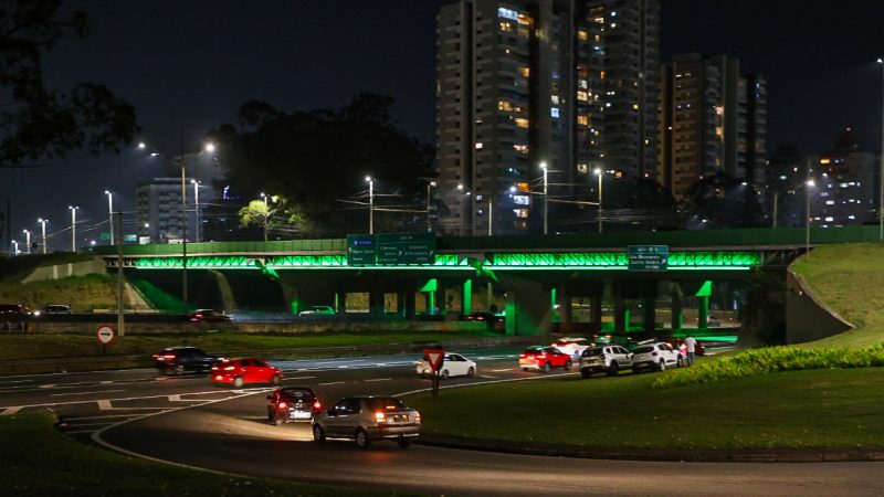 VIADUTO NO KM 18 DA ANCHIETA GANHA ILUMINAÇÃO ESPECIAL NO MÊS DE ANIVERSÁRIO