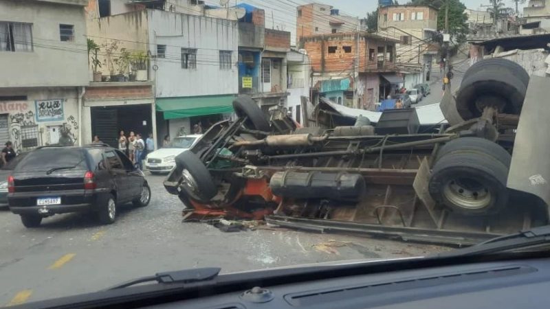 CAMINHÃO CARREGADO COM CESTAS BÁSICAS TOMBA E INVADE RESIDÊNCIA EM SANTO ANDRÉ
