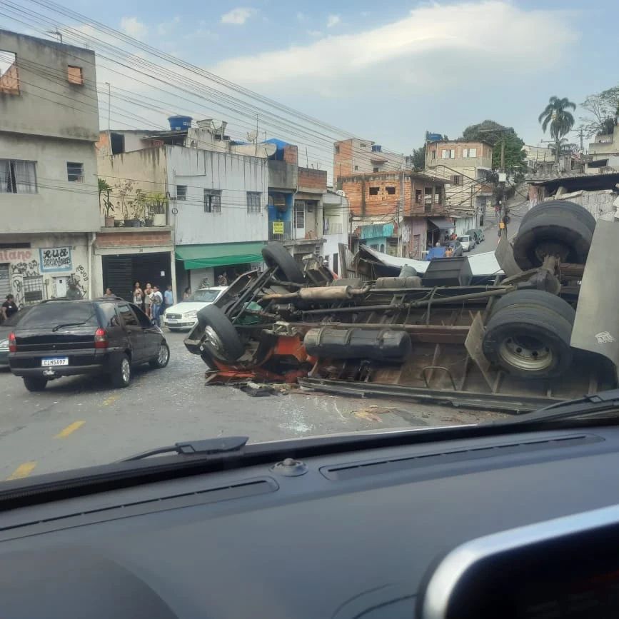 CAMINHÃO CARREGADO COM CESTAS BÁSICAS TOMBA E INVADE RESIDÊNCIA EM SANTO ANDRÉ