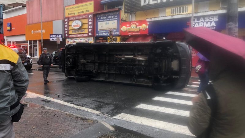 VIATURA DA GCM DE SANTO ANDRÉ TOMBA APÓS CARRO COLIDIR NA TRASEIRA