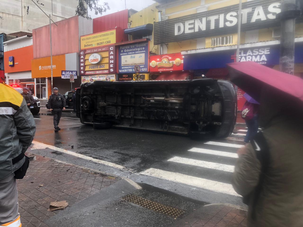 VIATURA DA GCM DE SANTO ANDRÉ TOMBA APÓS CARRO COLIDIR NA TRASEIRA