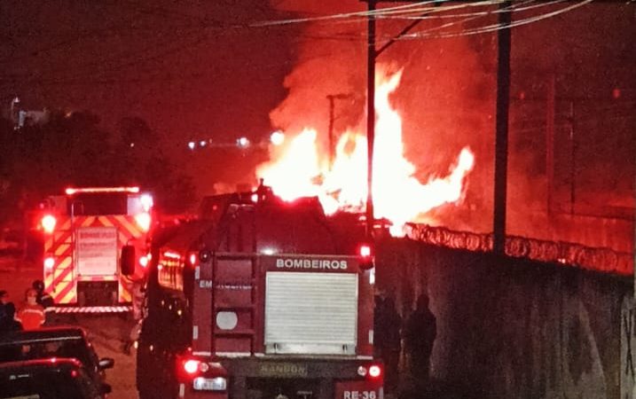 INCÊNDIO ATINGE TUBULAÇÃO DA SABESP E SE ESPALHA PARA LINHA FÉRREA EM RIO GRANDE DA SERRA
