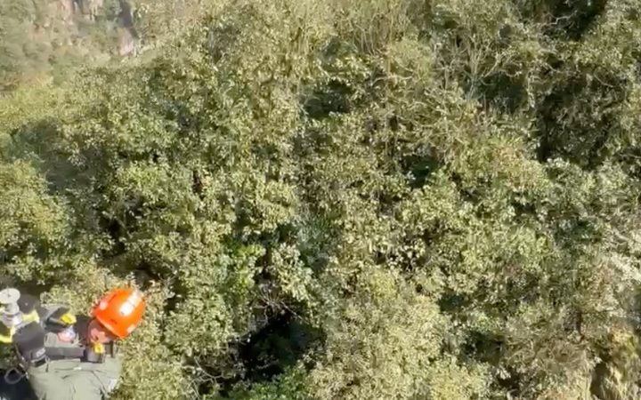 CINCO PESSOAS SÃO RESGATADAS EM TRILHA PROIBIDA DE PARANAPIACABA