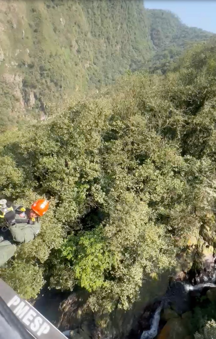 CINCO PESSOAS SÃO RESGATADAS EM TRILHA PROIBIDA DE PARANAPIACABA