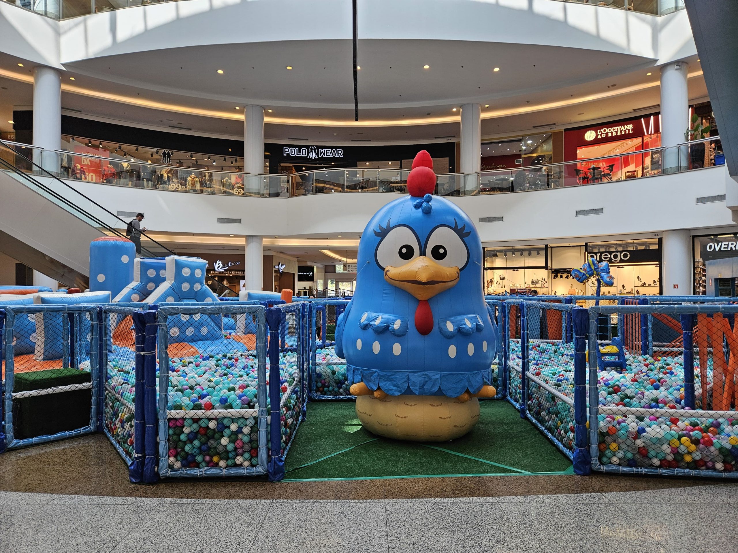GALINHA PINTADINHA CHEGA AO SÃO BERNARDO PLAZA SHOPPING COM BRINCADEIRAS PARA A CRIANÇADA